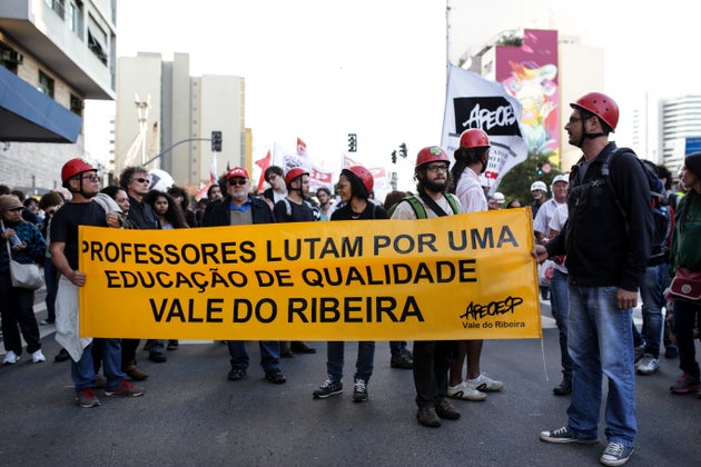 Mudança na aposentadoria para professores, que iguala homens e mulheres, revolta