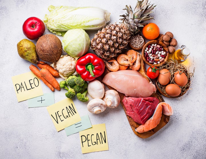 A Dieta Pegana tenta balancear as fontes de energia: 75% dos alimentos consumidos são frutas, vegetais e oleaginosas e os outros 25% são carnes e gorduras saudáveis de origem animal.