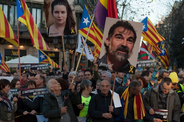 Στις διαδηλώσεις διαμαρτυρίας, οι Καταλανοί κρατούν πλακάτ με τα πρόσωπα των συλληφθέντων πολιτικών.