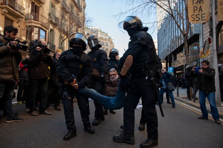 Καθώς μετράμε ώρες για την έναρξη της δίκης των Καταλανών πολιτικών, διαδηλωτές (ξανα)βγαίνουν στους δρόμους...