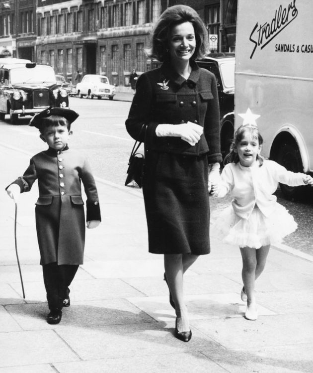 Η πριγκίπισσα με τα δύο παιδιά της, Άντονι και Κριστίνα. Λονδίνο, 9 Μαΐου 1965. 