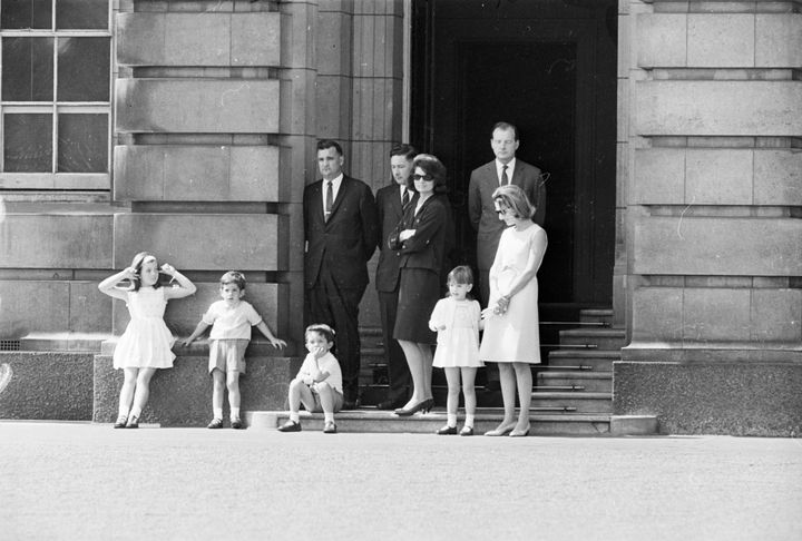 Οι αδελφές Μπουβιέ με τα παιδιά τους παρακολουθούν την αλλαγή φρουράς στο παλάτι του Μπάκιγχαμ. Η Τζάκι είναι ήδη χήρα. Λονδίνο, 13 Μαΐου 1965. 