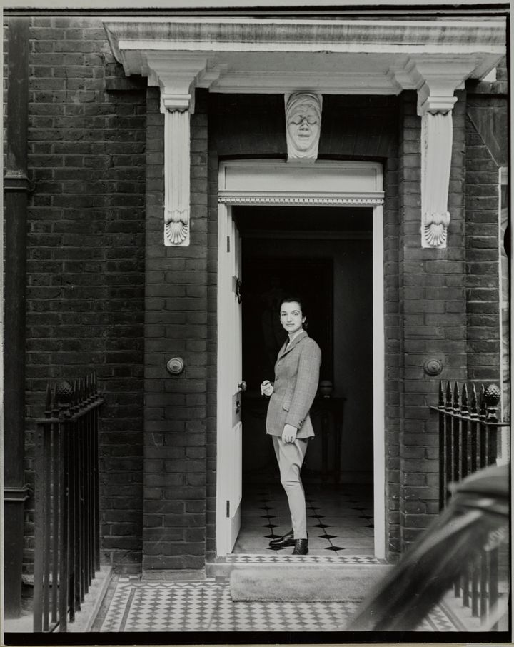 Η πριγκίπισσα Λι με στολή ιππασίας ποζάρει στην είσοδο της κατοικίας της στο Γουίνσδορ για τη Vogue. 1960. 