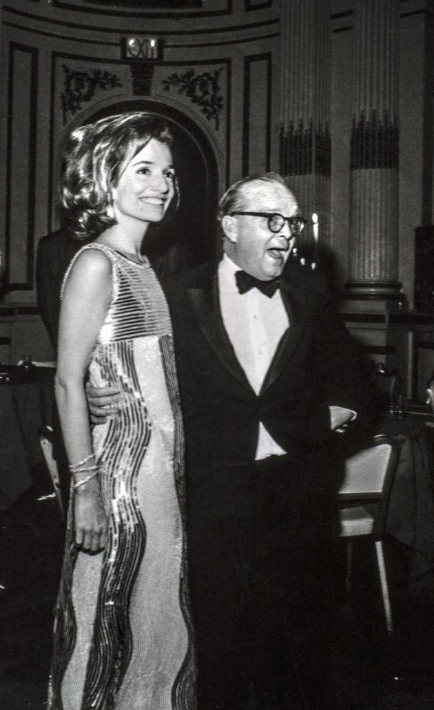 Η Λι με τον καλό της φίλο, διάσημο Αμερικανό συγγραφέα Τρούμαν Καπότε, στον Black and White Ball. 28 Νοεμβρίου 1966. 