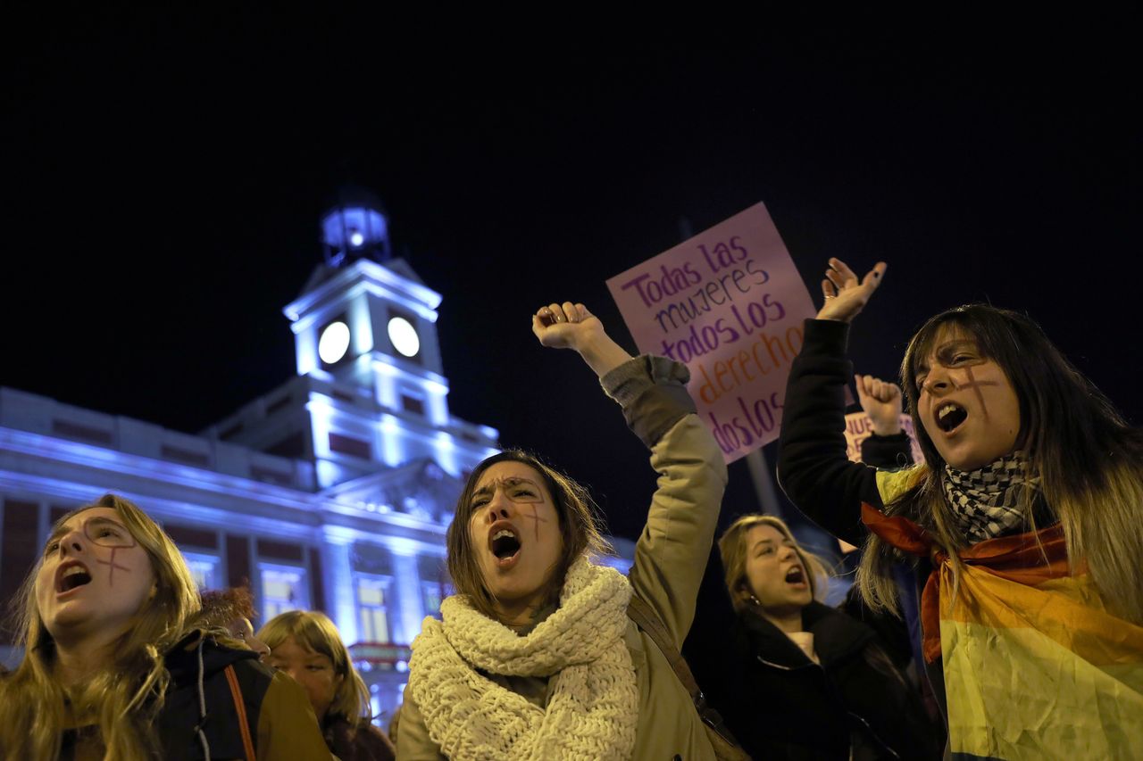 Η άλλη πλευρά. Γυναίκες στην Ισπανία διαδηλώνουν εναντίον της ακροδεξιάς