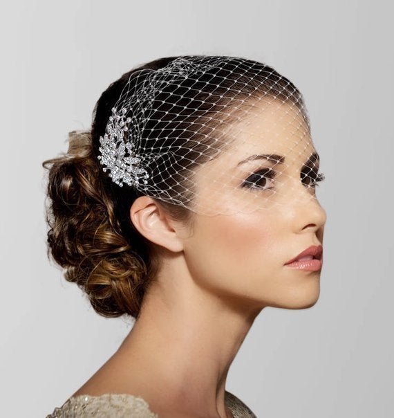 15 Gorgeous Veil Alternatives For Brides With Short Hair