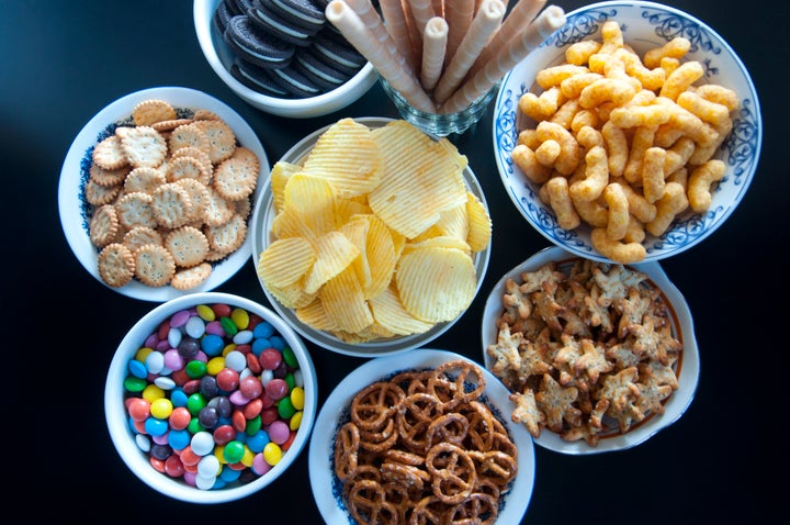 Alimentos processados são ricos em sal, gordura e açúcar e contribuem para o aumento de peso. 