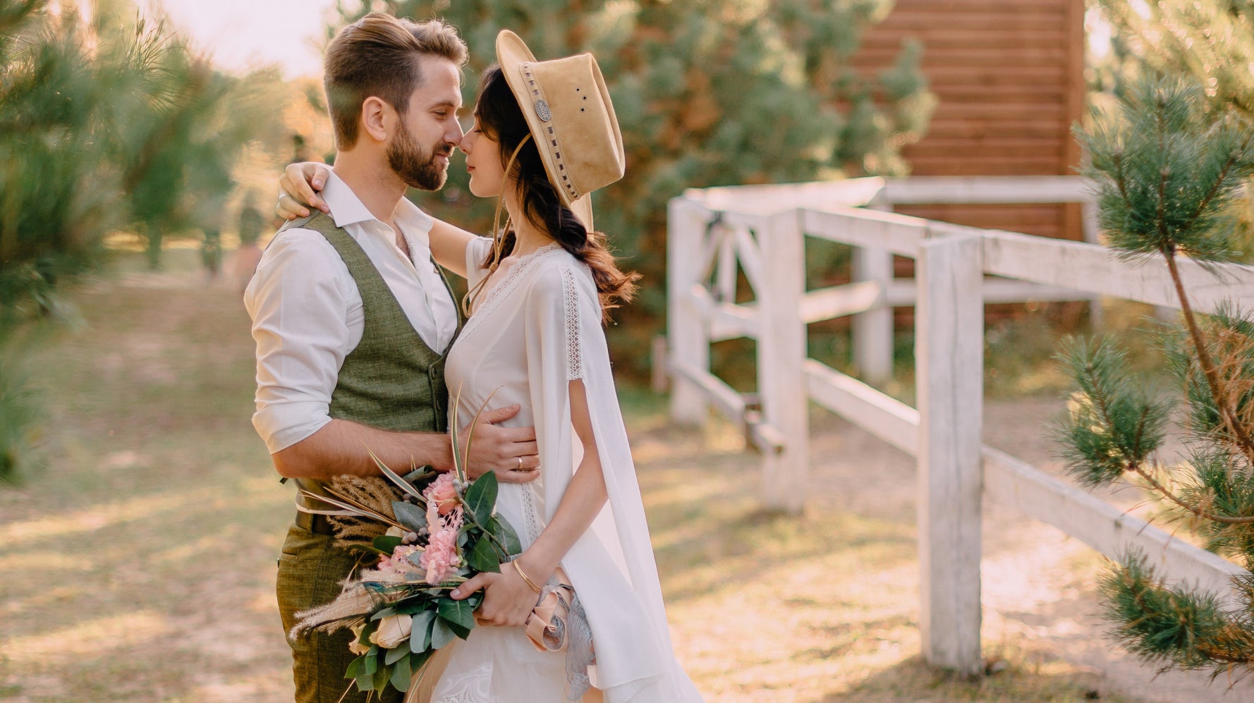 15 Gorgeous Veil Alternatives For Brides With Short Hair