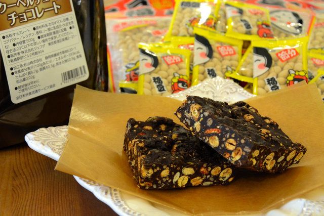 売れ残った大豆とチョコレートで作った菓子＝大阪市