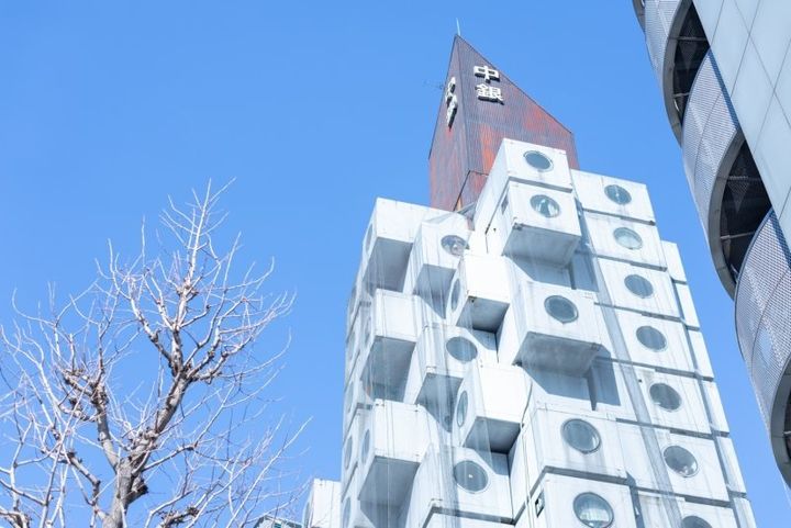黒川紀章が設計したカプセル型の集合住宅。それぞれの部屋（カプセル）が独立していて、技術的には交換可能な設計になっている。1972年竣工。（BAMP掲載写真より）