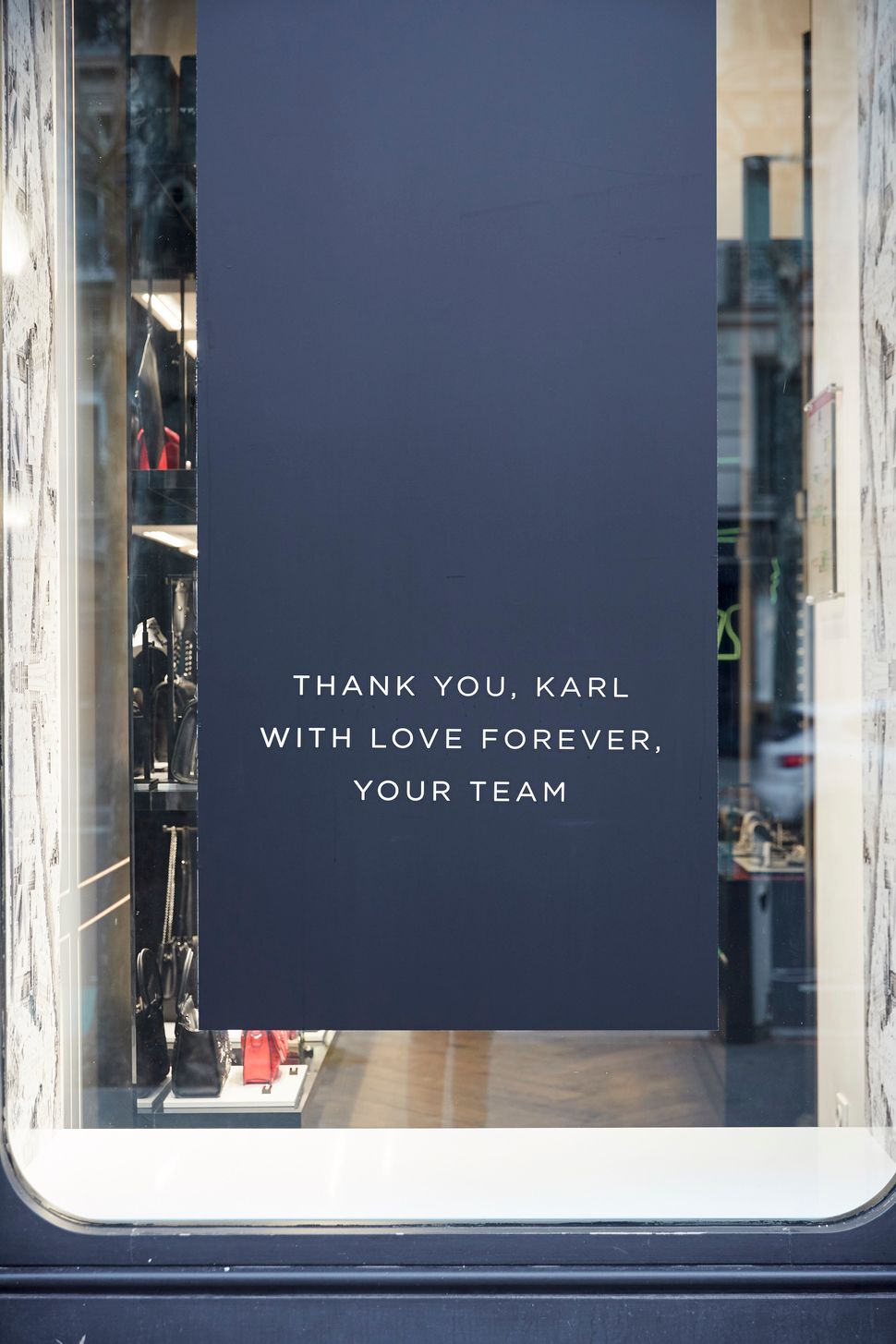 Το αποχαιρετιστήριο μήνυμα των συνεργατών του στη βιτρίνα της μπουτίκ του προσωπικού του brand στο Σεν Ζερμάν ντε Πρε στο Παρίσι. 