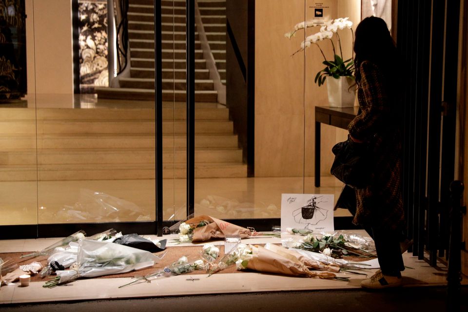 Λουλούδια για τον Λάγκερφελντ στην είσοδο του οίκου Chanel στο Παρίσι. 