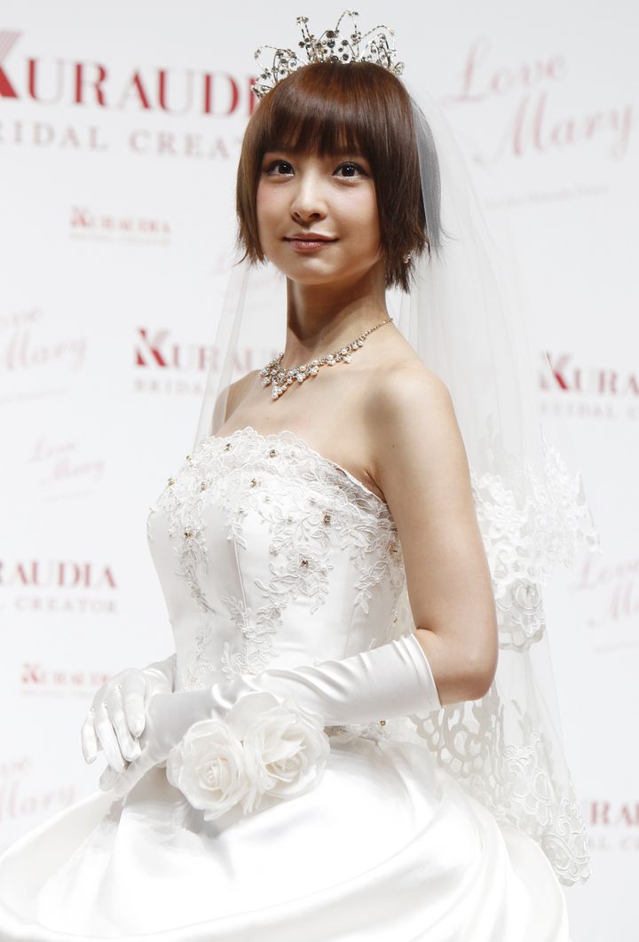 篠田麻里子さん。自らプロデュースのウエディングドレス「ラブマリー」第3弾の記者発表会にて（2013年4月撮影）