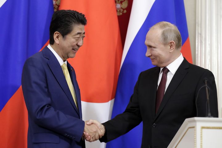会談後の記者発表で握手を交わす安倍晋三首相（左）とプーチン大統領＝1月22日、モスクワ