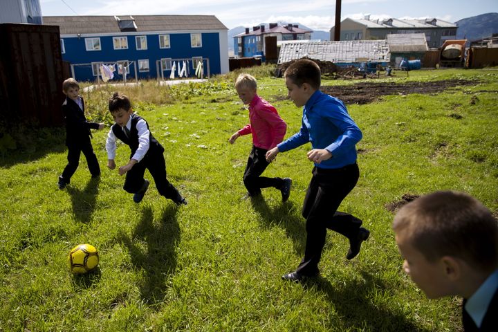 サッカーを楽しむ国後島の子どもたち＝2015年9月