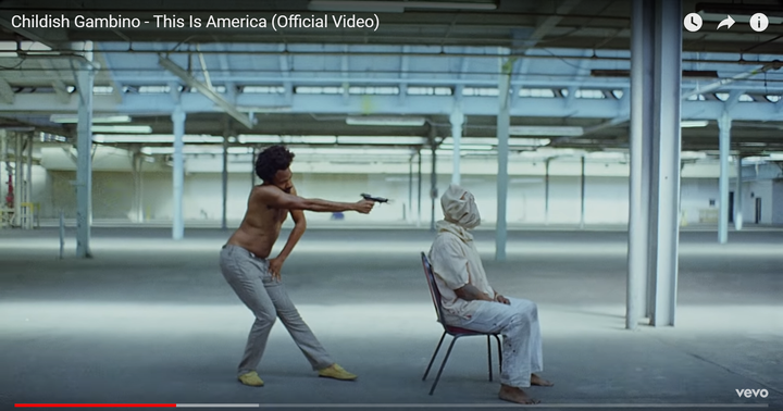 『This Is America』のミュージックビデオ（YOUTUBE動画より）