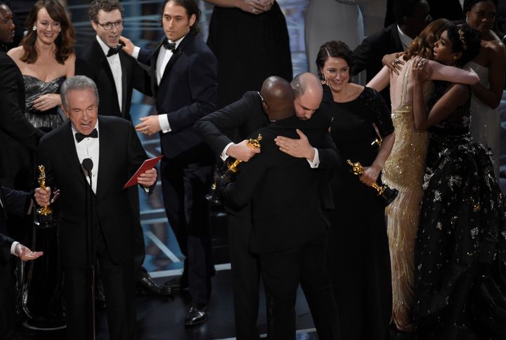 Warren Beatty clarifies the 2017 Best Picture flub while "La La Land" producer Jordan Horowitz and "Moonlight" director Barry Jenkins hug.