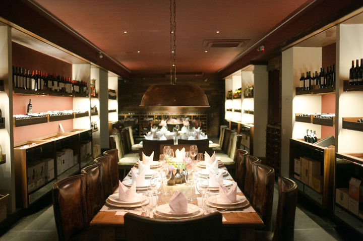 Interior do restaurante Grand Cru, onde também funciona uma loja de vinho.