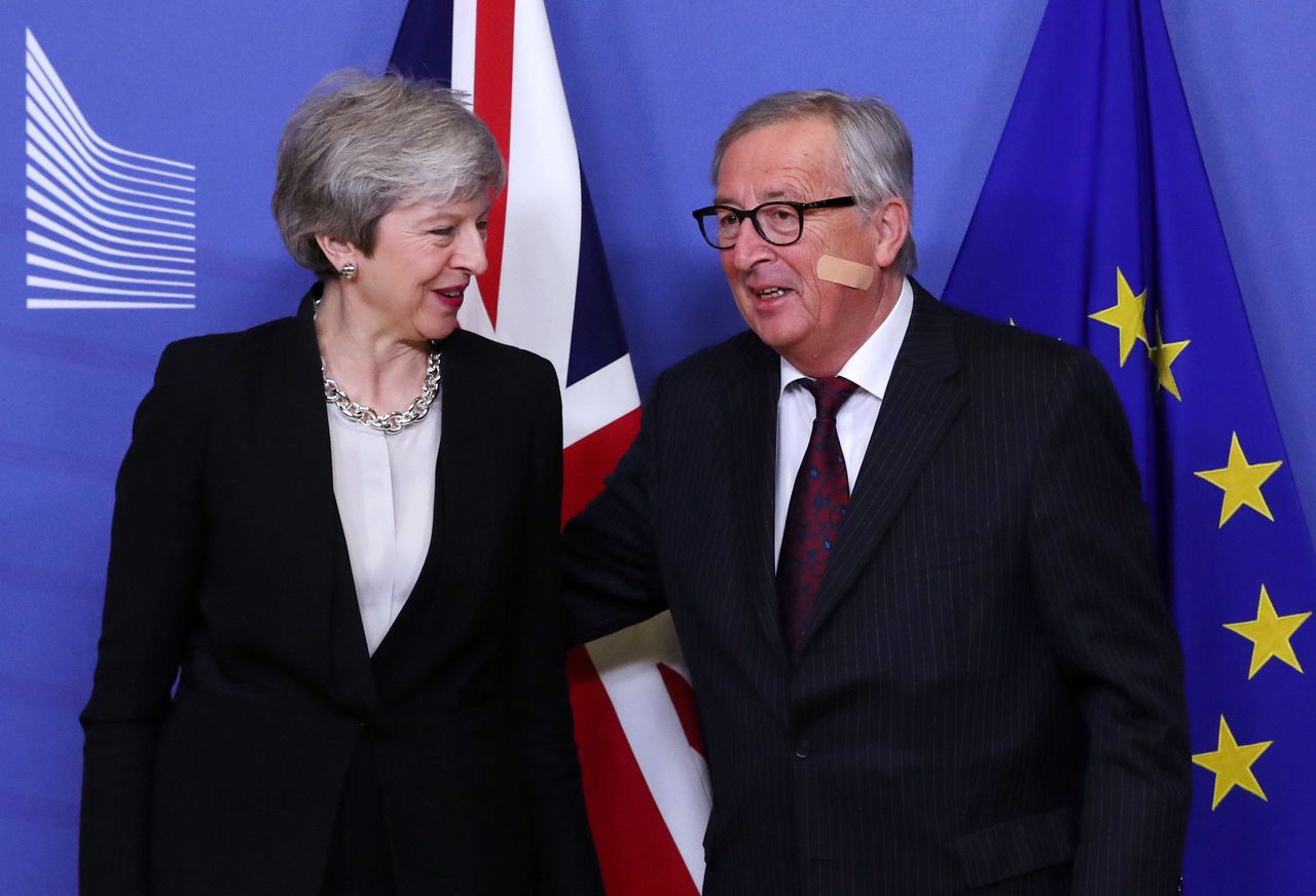 Theresa May with European Commission president Jean Claude Juncker 