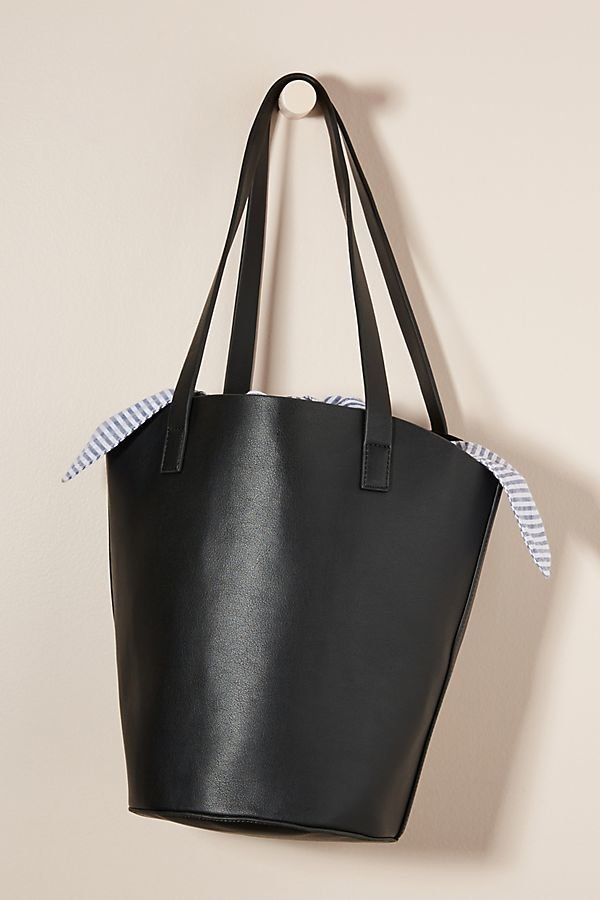 A no-nonsense black bucket bag