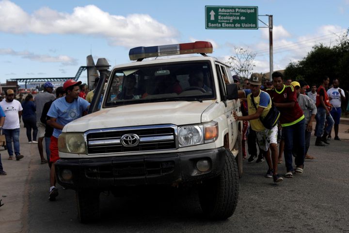 Ασθενοφόρο μεταφέρει τραυματίες μετά τα πυρά στα σύνορα Βενεζουέλας - Βραζιλίας