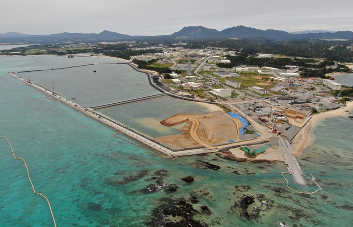 米軍普天間飛行場の移設に向け、埋め立て工事が進む名護市辺野古沿岸部。中央は米軍キャンプ・シュワブ＝１２日、沖縄県名護市（小型無人機で撮影）