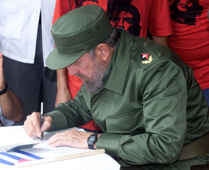 Ο Φιντέλο Κάστρο υπογράφει υπέρ του συντάγματος που είχε διαμορφωθεί πριν από 17 χρόνια στην Κούβα... Φωτογραφία αρχείου.