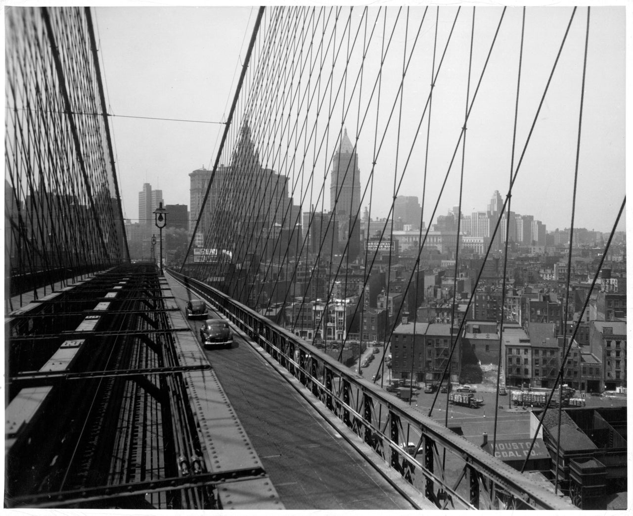 Travelers crossing the Brooklyn Bridge in 1940.