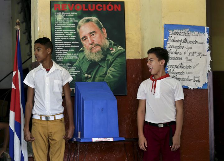 Η κάλπη στημένη στη θέση της το 2015 στην Κούβα, υπό το βλέμμα του Φιντέλ Κάστρο...