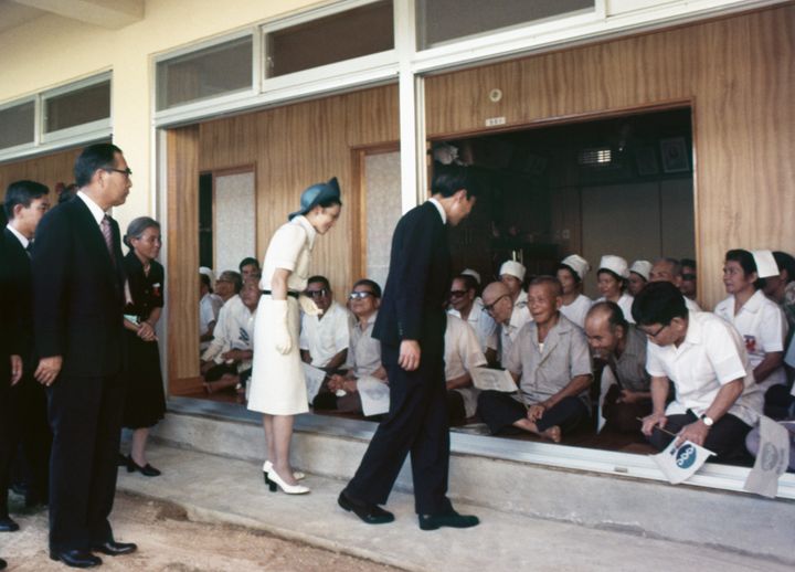 初めての沖縄訪問で、国立ハンセン病療養所「沖縄愛楽園」を訪問された天皇、皇后両陛下（当時は皇太子ご夫妻）＝1975年7月、沖縄県名護市