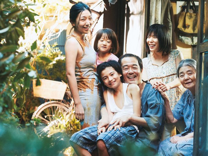カンヌ国際映画祭の最高賞、パルムドールを受賞した是枝裕和監督の「万引き家族」。外国語映画賞にノミネートしている。