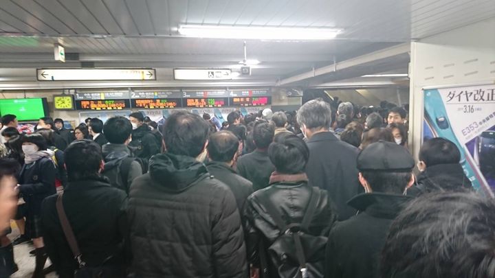 午前7時50分のJR荻窪駅。JRのホームへ向かう人と地下鉄丸ノ内線の振替輸送を利用する人とでごった返し、改札からホームに上がる階段が大渋滞していた。
