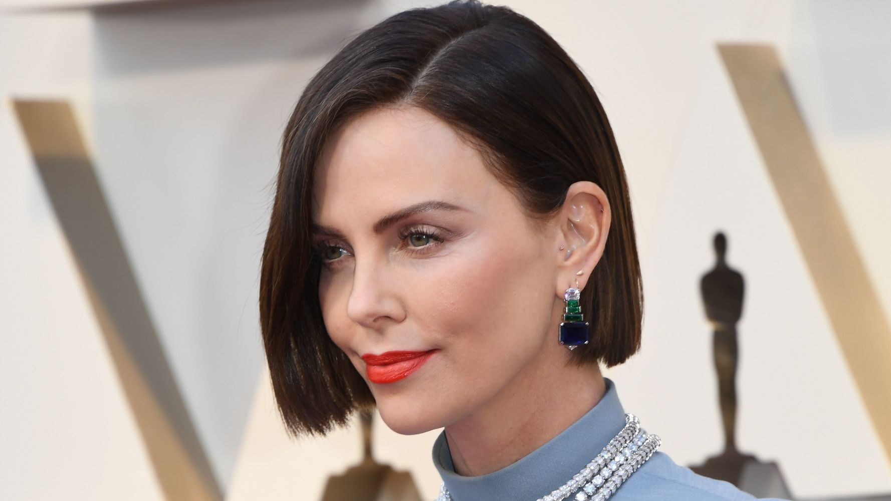 A Brunette Charlize Theron Looks Unrecognizable On The Oscars Red ...