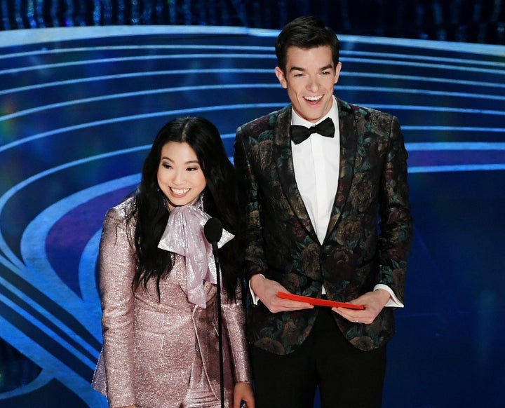 H Awkwafina και ο John Mulaney ανακοινώνουν τα Οσκαρ για Ντοκιμαντέρ και Κινούμενα Σχέδια Μικρού Μήκους.