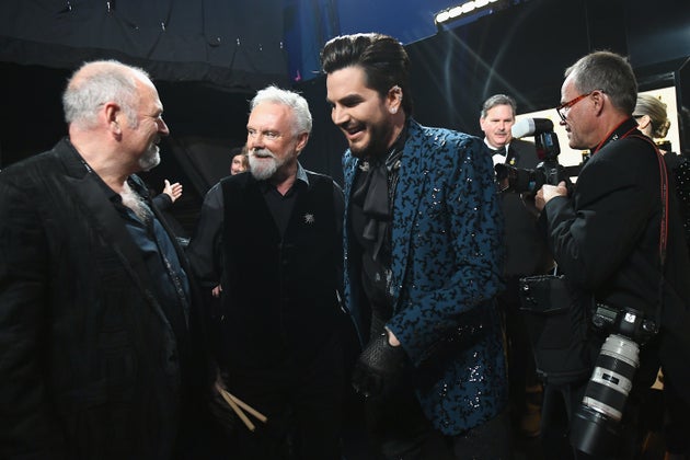 Οι Queen Ρότζερ Τέιλορ και Άνταμ Λάμπερτ που έπαιξαν live στα Όσκαρ, λίγο πριν την έναρξη της τελετής.
