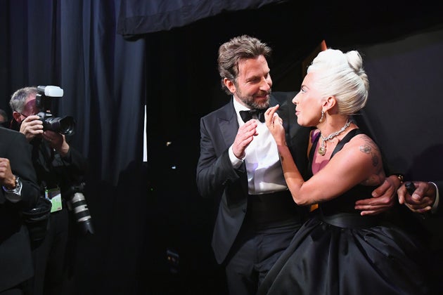 Μπράντλεϊ Κούπερ - Lady Gaga, αγκαλιά και στα παρασκήνια.