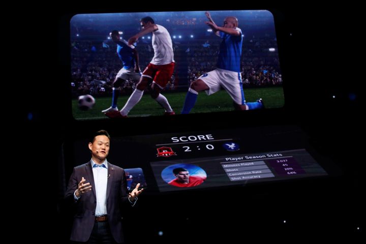 Νέο κινητό LG V50 με διπλή οθόνη. Eπίσημη παρουσίαση πριν από το Παγκόσμιο Συνέδριο Κινητών Τηλεφώνων στη Βαρκελώνη, Ισπανία, 23 Φεβρουαρίου 2019.