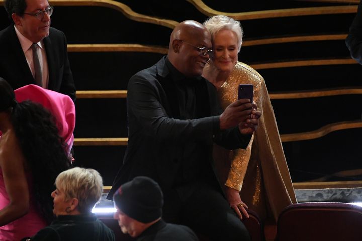 Σάμιουελ Τζάκσον και Γκλεν Κλόουζ βγάζουν selfie. 