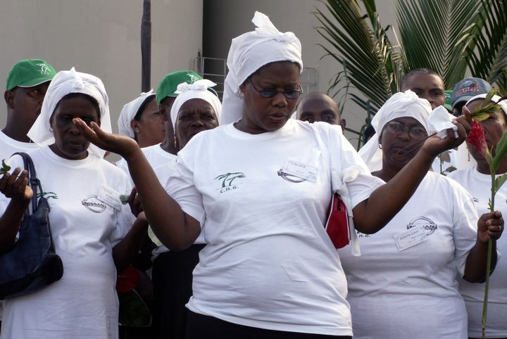 Mάρτιος 2006. Γυναίκες προσεύχονται τραγουδώντας και φορώντας μπλούζες με το σύνθημα «επιστροφή στον παράδεισο» καθώς τους επετράπη προσωρινά να επιστρέψουν στα νησιά όπου γεννήθηκαν.