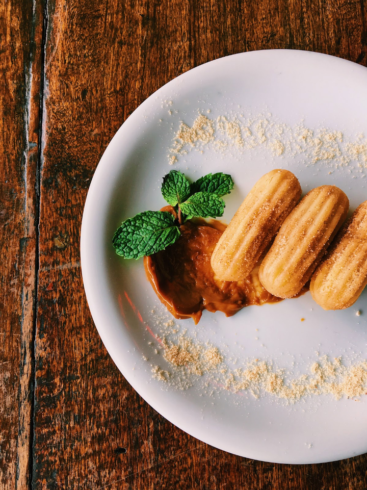 Doce de leite feito na panela de pressão é o segredo do mini churros perfeito.