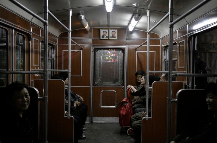 Τα πορτρέτα των Κιμ (των δύο πρεσβύτερων) κρέμονται και μέσα σε βαγόνια του υπόγειου σιδηρόδρομου στην Πιόνγκγιανκ. Σύμπτωση;