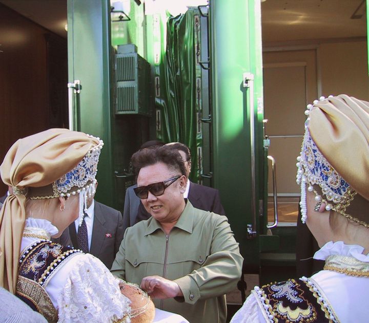 O Kιμ Γιονγκ Ιλ, πατέρας του νεότερου Κιμ, καταφθάνει στη Μόσχα το 2001...με το τρένο φυσικά.