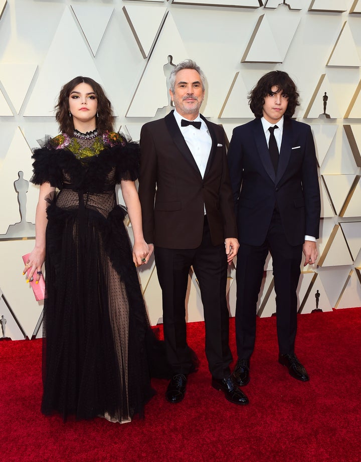 <strong>Alfonso</strong> <strong>Cuarón </strong>posa no tapete vermelho do Oscar com seus dois filhos, Bu Cuarón e Olmo Teodoro Cuarón.