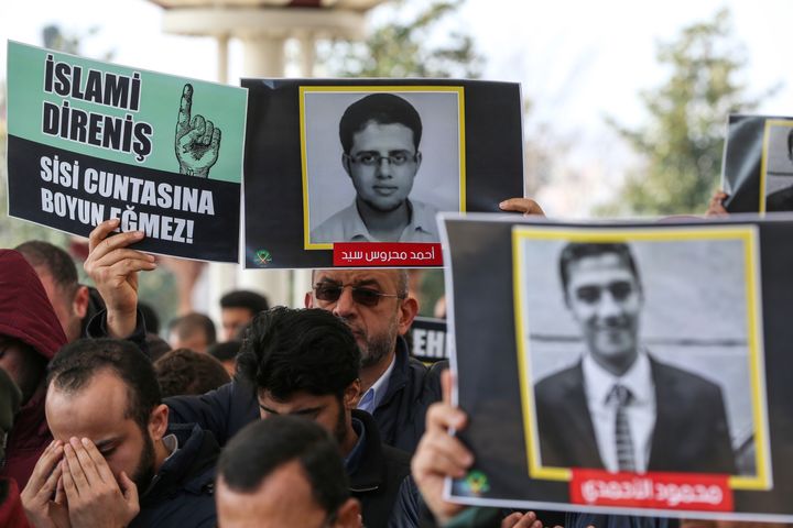 Από διαδήλωση διαμαρτυρίας που έγινε στην Τουρκία, εναντίον της απόφασης που έλαβε η κυβέρνηση Σίσι για τις εννέα εκτελέσεις των ενόχων για τη δολοφονία του ανωτάτου εισαγγελέα της Αιγύπτου. 