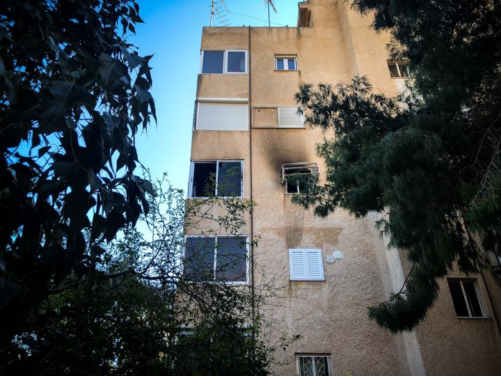 Η πολυκατοικία της οδού Εριδος, στην Βάρκιζα. Διακρίνεται το παράθυρο της γκαρσονιέρας του 3ου ορόφου όπου έχασε την ζωή του το βρέφος.