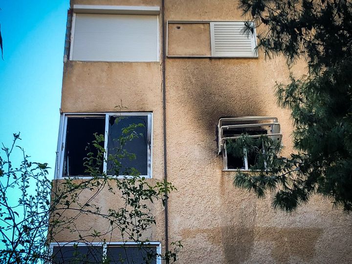 Η πολυκατοικία της οδού Εριδος, στην Βάρκιζα. Διακρίνεται το παράθυρο της γκαρσονιέρας του 3ου ορόφου όπου έχασε την ζωή του το βρέφος.