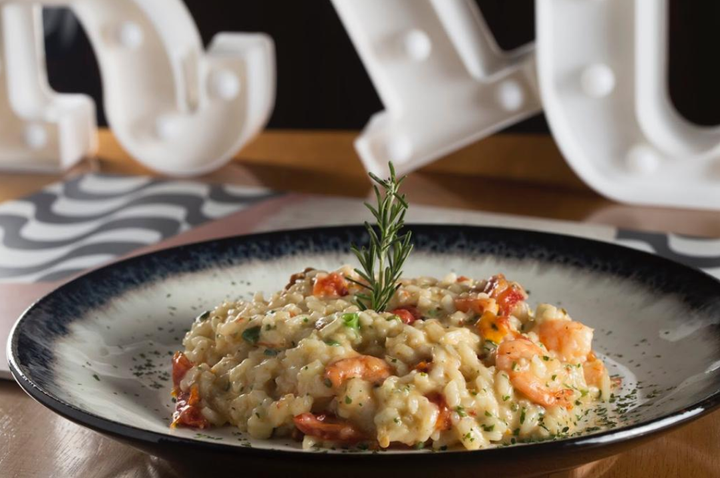 Camarão e muçarela de búfala em risoto do Rio Bistrô e Lounge.