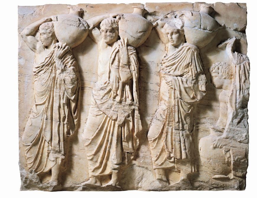 Ζωφόρος του Παρθενώνα, λεπτομέρεια: Δύο άνδρες και μία γυναίκα που κουβαλούν αγγεία με νερό στην Ακρόπολη (Φωτογραφία από βιβλίο «Οι Αρχαίοι Έλληνες»). 