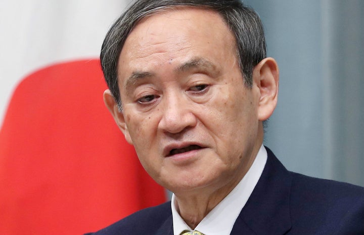 記者会見する菅義偉官房長官＝2月26日、首相官邸