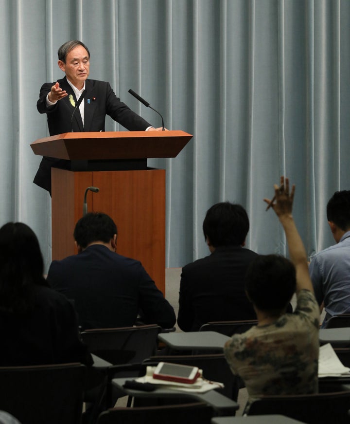 記者会見で挙手する東京新聞の望月衣塑子記者（左手前）を指す菅義偉官房長官＝2017年7月4日、首相官邸